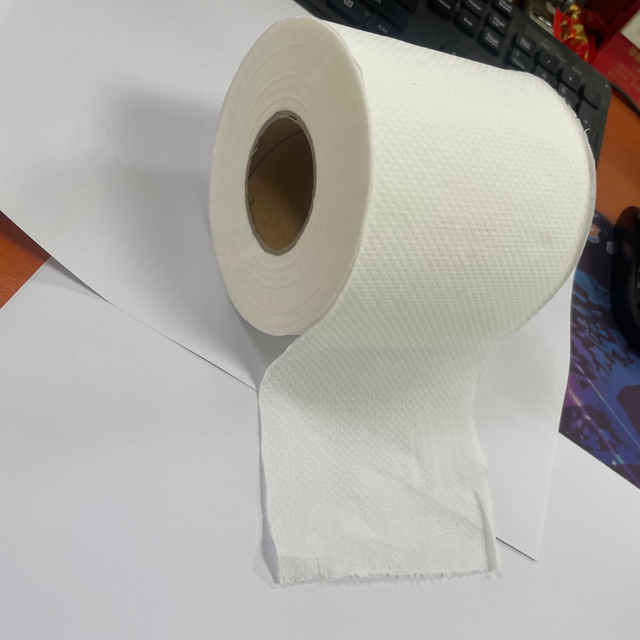 Рулон туалетной бумаги сертификата ИСО подгонянный повторно использует бумажную ткань 2 Плы выбитая туалетная бумага 